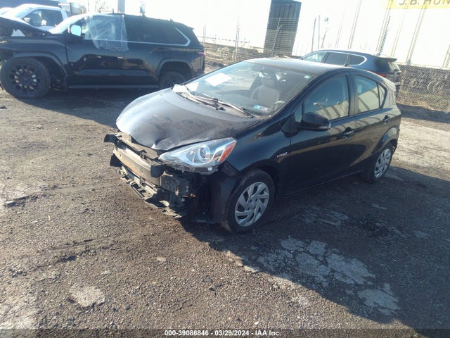 Toyota Prius C Two 2015 JTDKDTB30F1114881 Image 2