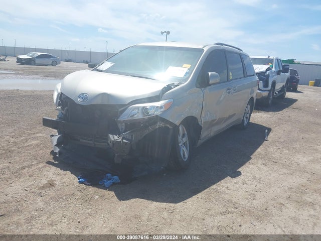 Toyota Sienna Le 8 Passenger 2017 5TDKZ3DC2HS812946 Image 2
