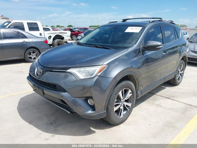 Toyota Rav4 Xle 2017 JTMWFREV1HD102378 Image 2