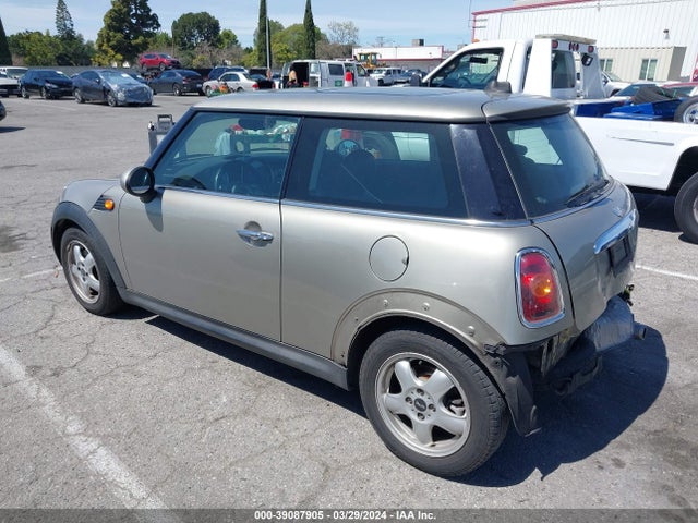 2007 MINI COOPER WMWMF335X7TT52856 Photo 2