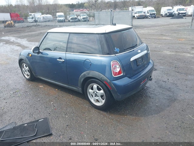 2011 MINI COOPER WMWSU3C51BT253784 Photo 2