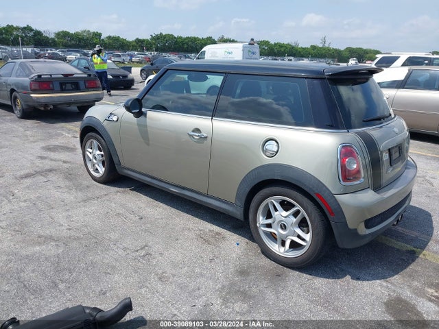 2007 MINI COOPER S WMWMF73537TL86435 Photo 2