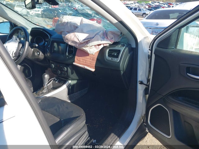 3C4NJCBB3JT487010 Jeep Compass Latitude Fwd