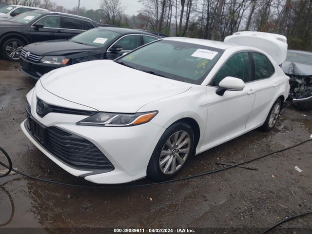 Toyota CAMRY LE 2018 4T1B11HK3JU138638 Image 2