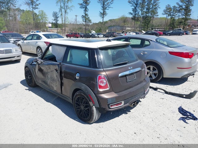 2011 MINI COOPER S WMWSV3C51BTY22145 Photo 2