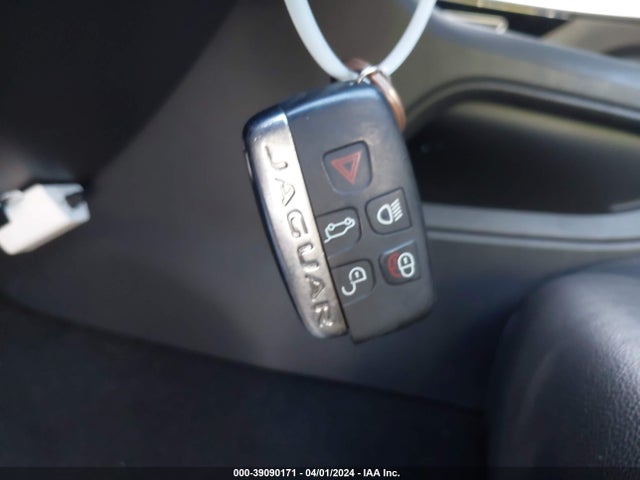 2017 JAGUAR F-PACE SADCJ2BV6HA886169 Photo 10