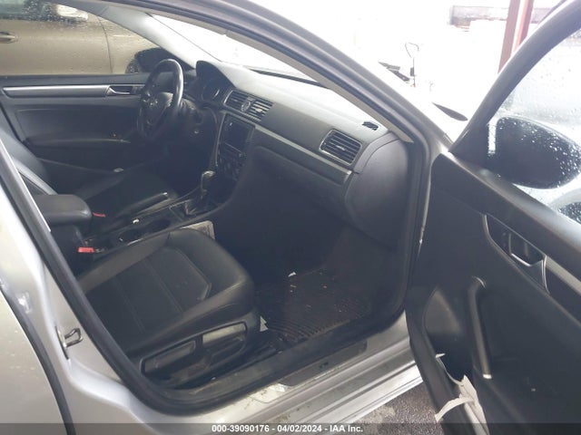 1VWDT7A35HC039331 Volkswagen Passat 1.8t R-line