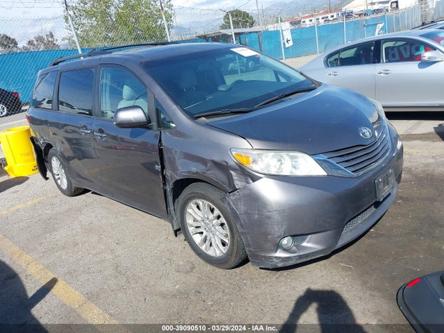 Toyota Sienna Xle 8 Passenger 2017 5TDYZ3DC5HS865344 main image