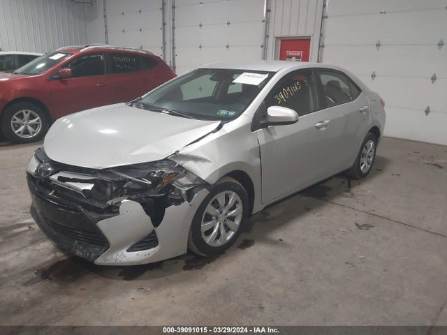 Toyota COROLLA LE 2018 5YFBURHE5JP838985 Image 2