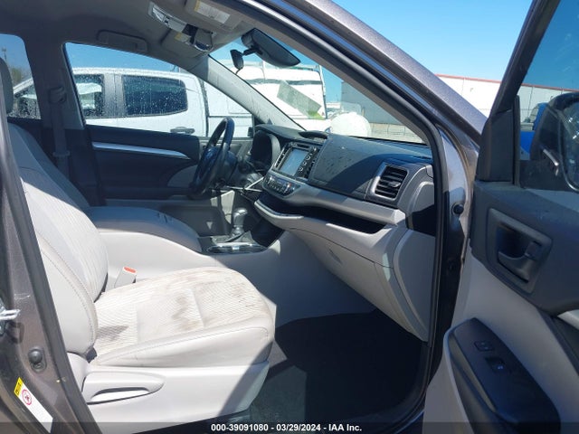 Toyota Highlander Le Plus 2019 5TDZZRFH4KS336359 Image 5