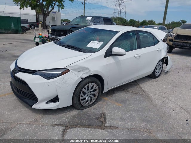 Toyota COROLLA LE 2018 5YFBURHE9JP802510 Image 2
