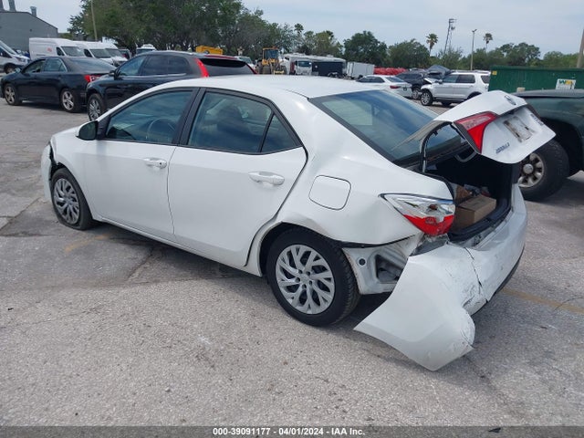Toyota COROLLA LE 2018 5YFBURHE9JP802510 Image 3