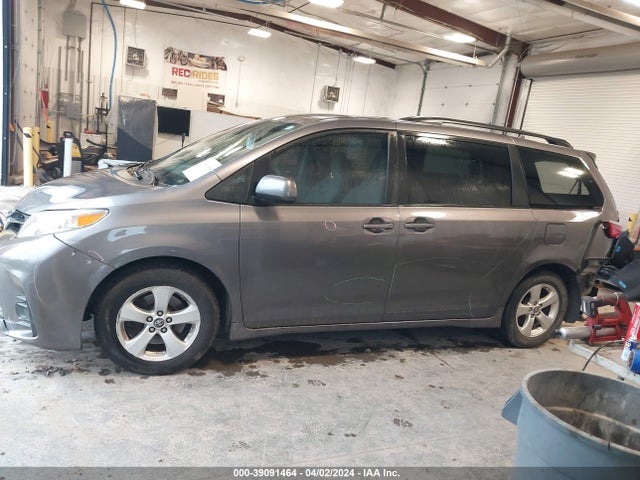 Toyota Sienna Le 8 Passenger 2018 5TDKZ3DCXJS902996 Image 14