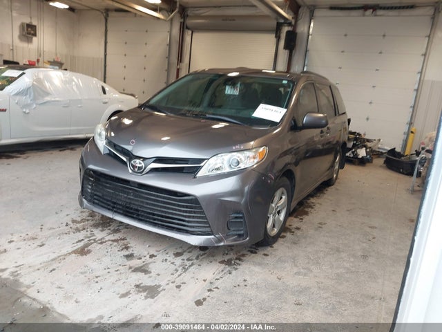 Toyota Sienna Le 8 Passenger 2018 5TDKZ3DCXJS902996 Image 2
