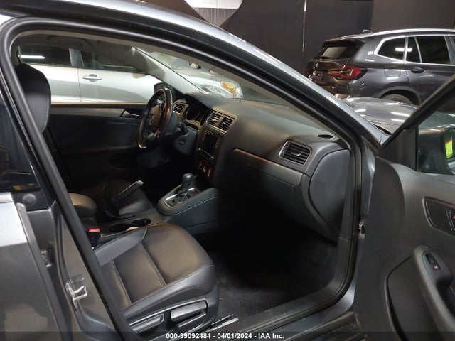 3VWDB7AJ9JM260341 Volkswagen Jetta 1.4t Se/1.4t Wolfsburg Edition