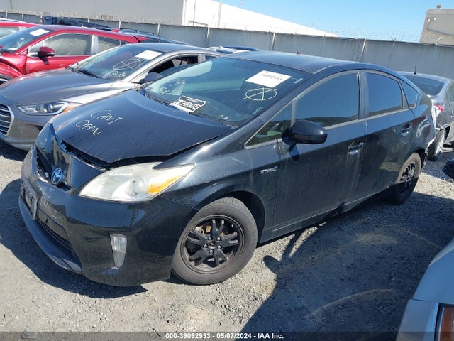 Toyota Prius Three 2014 JTDKN3DU4E1805882 Image 2