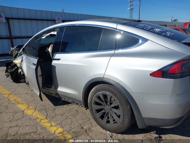 Tesla Model X 60d/70d/75d/90d 2016 5YJXCAE27GF002992 Image 13