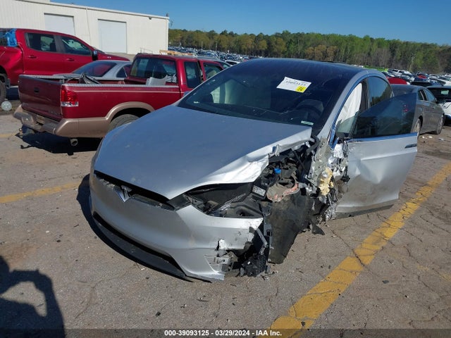 Tesla Model X 60d/70d/75d/90d 2016 5YJXCAE27GF002992 Image 2