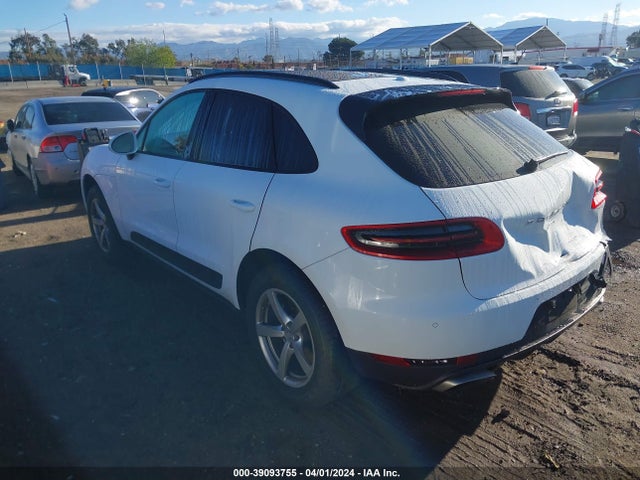 2018 PORSCHE MACAN WP1AA2A54JLB04898 Photo 2
