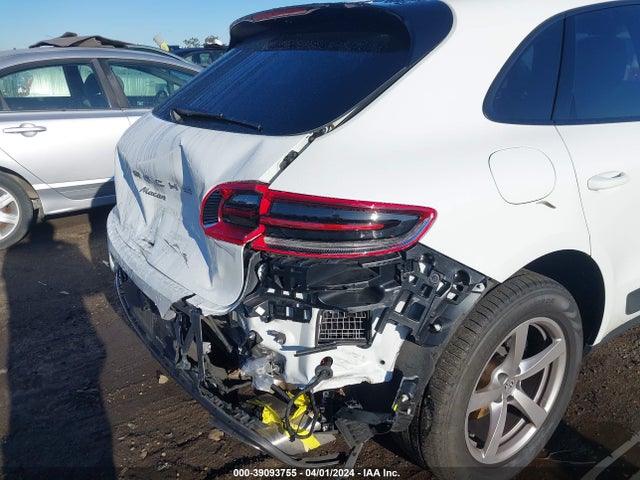 2018 PORSCHE MACAN WP1AA2A54JLB04898 Photo 5