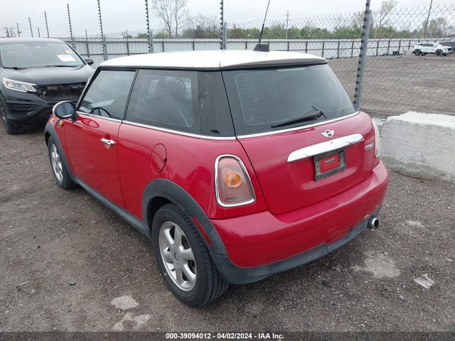 2010 MINI COOPER WMWMF3C50ATZ61073 Photo 2