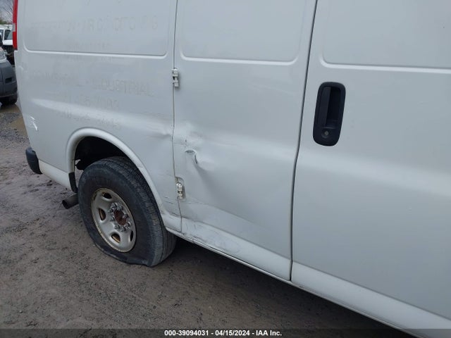 Chevrolet Express 2500 Work Van 2018 1GCWGAFG1J1242842 Image 12
