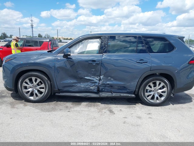 Toyota Grand Highlander Limited 2024 5TDAAAA50RS010779 Image 14