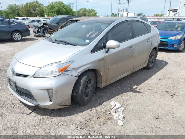 Toyota Prius Three 2014 JTDKN3DU5E1743781 Image 2