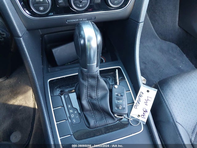 1VWDT7A35HC085998 Volkswagen Passat 1.8t R-line