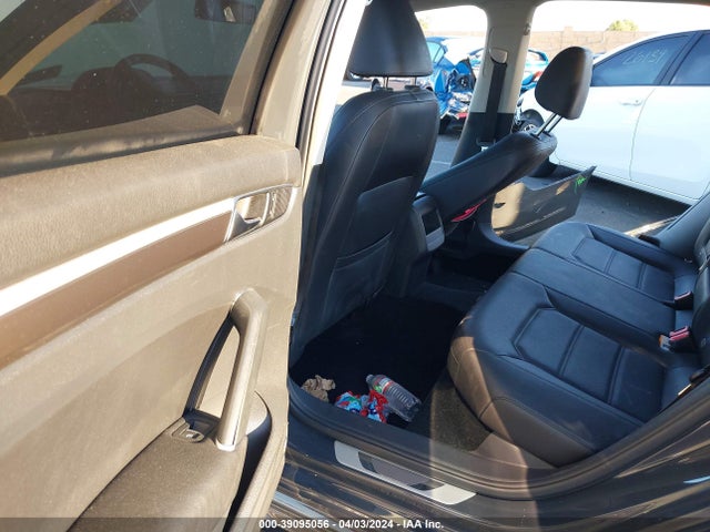 1VWDT7A35HC085998 Volkswagen Passat 1.8t R-line
