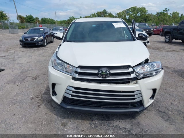 Toyota Highlander Le 2018 5TDZARFH0JS034895 Image 12