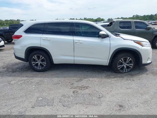 Toyota Highlander Le 2018 5TDZARFH0JS034895 Image 13