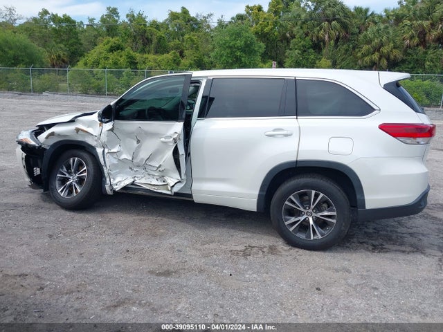 Toyota Highlander Le 2018 5TDZARFH0JS034895 Image 14