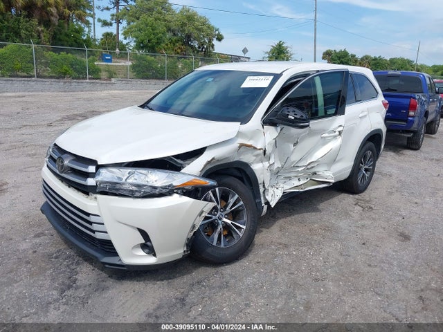 Toyota Highlander Le 2018 5TDZARFH0JS034895 Image 2