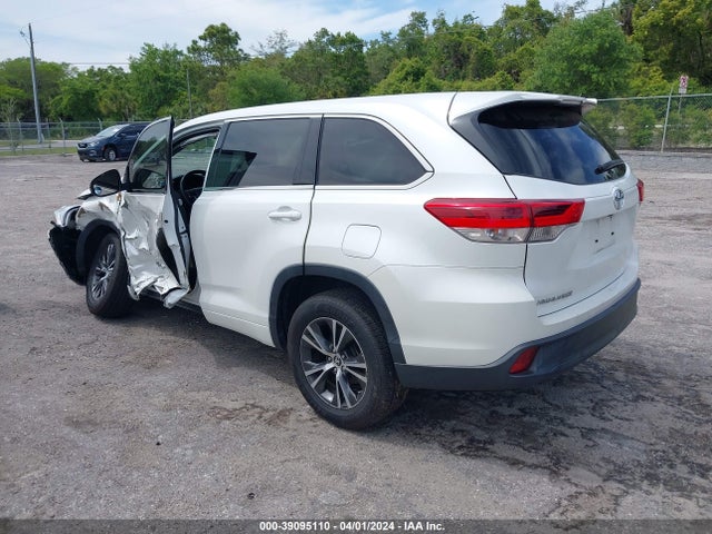 Toyota Highlander Le 2018 5TDZARFH0JS034895 Image 3