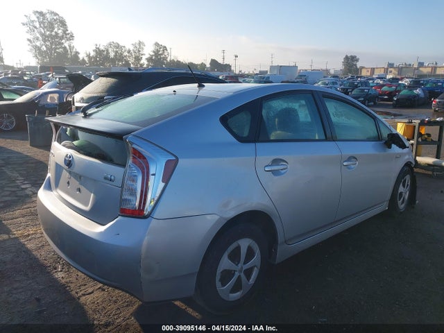 Toyota Prius Two 2014 JTDKN3DU8E0381631 Image 4