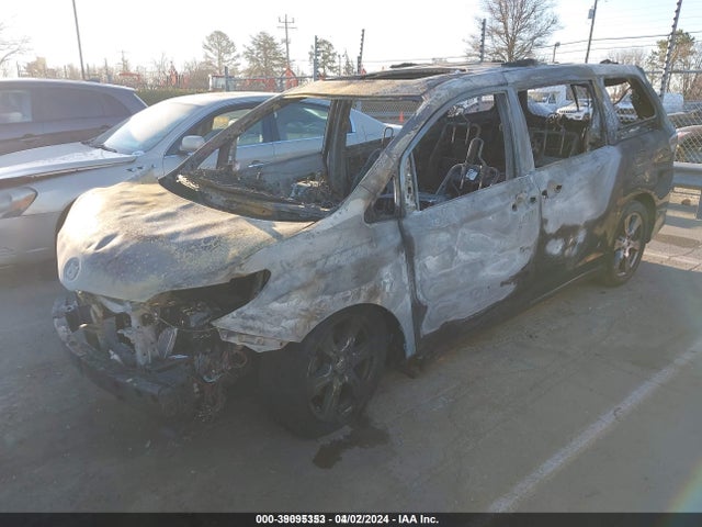 Toyota Sienna Se 8 Passenger 2017 5TDXZ3DC8HS810477 Image 2
