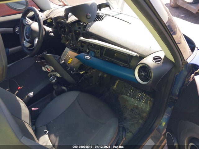 2009 MINI COOPER CLUBMAN WMWML33559TP98389 Photo 4