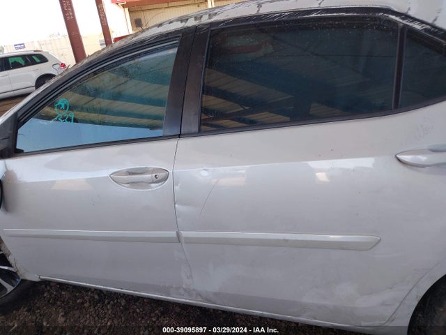 Toyota COROLLA SE 2018 5YFBURHE7JP768728 Image 15