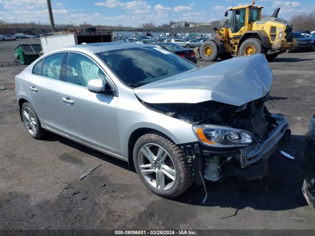 39096801 :رقم المزاد ، YV1612TK0F2365172 vin ، 2015 Volvo S60 T5 Premier مزاد بيع