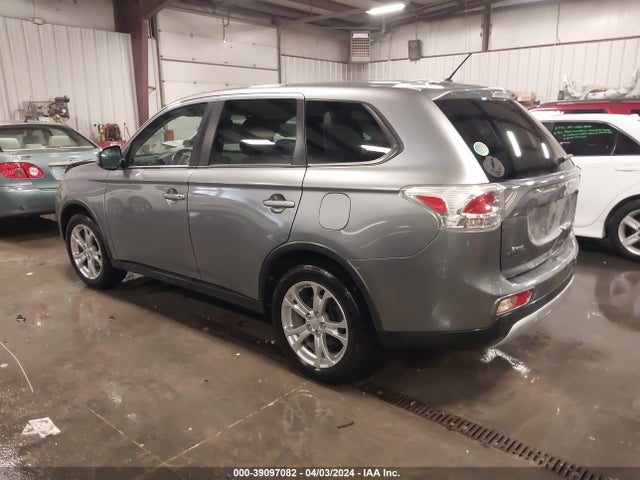 JA4AZ3A39FZ011646 Mitsubishi Outlander Se