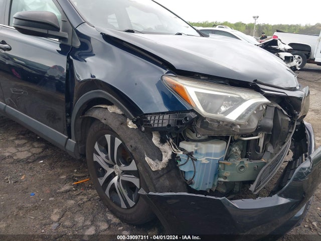 Toyota RAV4 LE 2018 JTMZFREV6JJ746012 Image 17