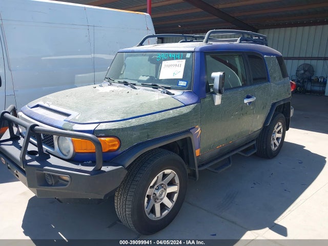 Toyota FJ Cruiser 2014 JTEBU4BF7EK204310 Image 2