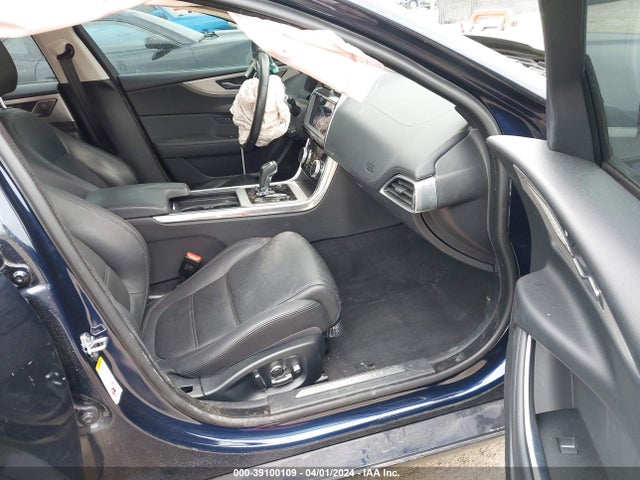 2020 JAGUAR XE SAJAJ4FX8LCP58704 Photo 4