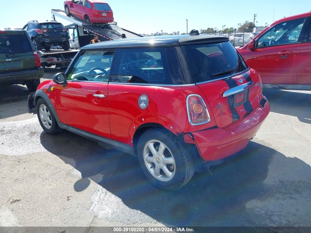2010 MINI COOPER WMWMF3C51ATZ25490 Photo 2