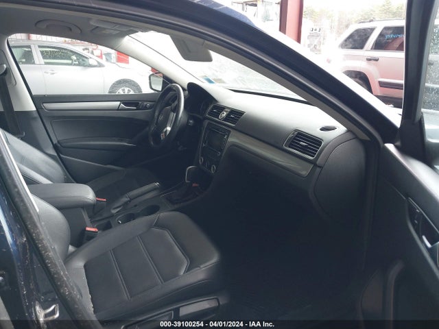 1VWAT7A35FC081207 Volkswagen Passat 1.8t Limited Edition