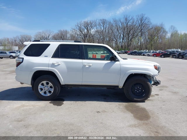 Toyota 4RUNNER SR5 2022 JTEMU5JR4N6061626 Image 14