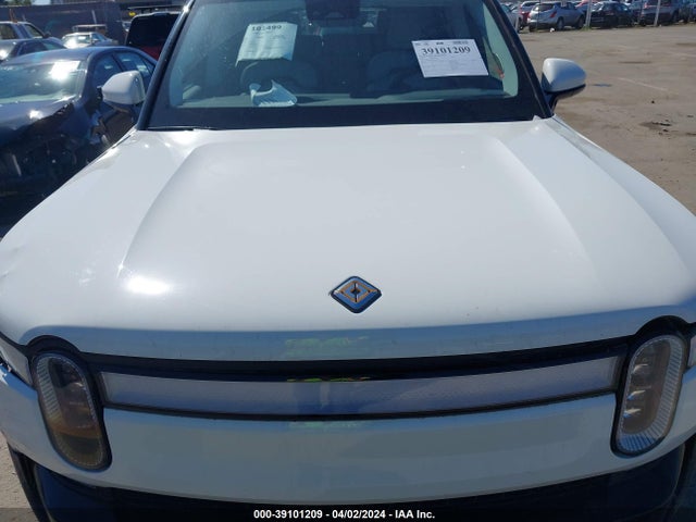 Rivian R1s Adventure 2023 7PDSGABA5PN010335 Image 10