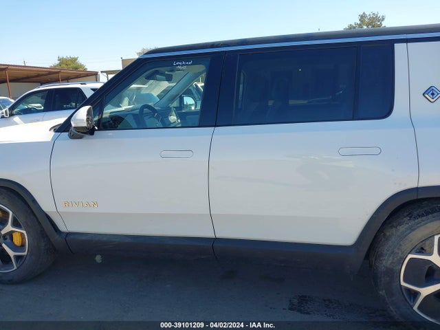 Rivian R1s Adventure 2023 7PDSGABA5PN010335 Image 15