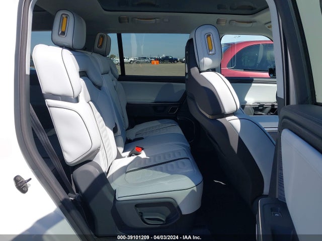 Rivian R1s Adventure 2023 7PDSGABA5PN010335 Image 8